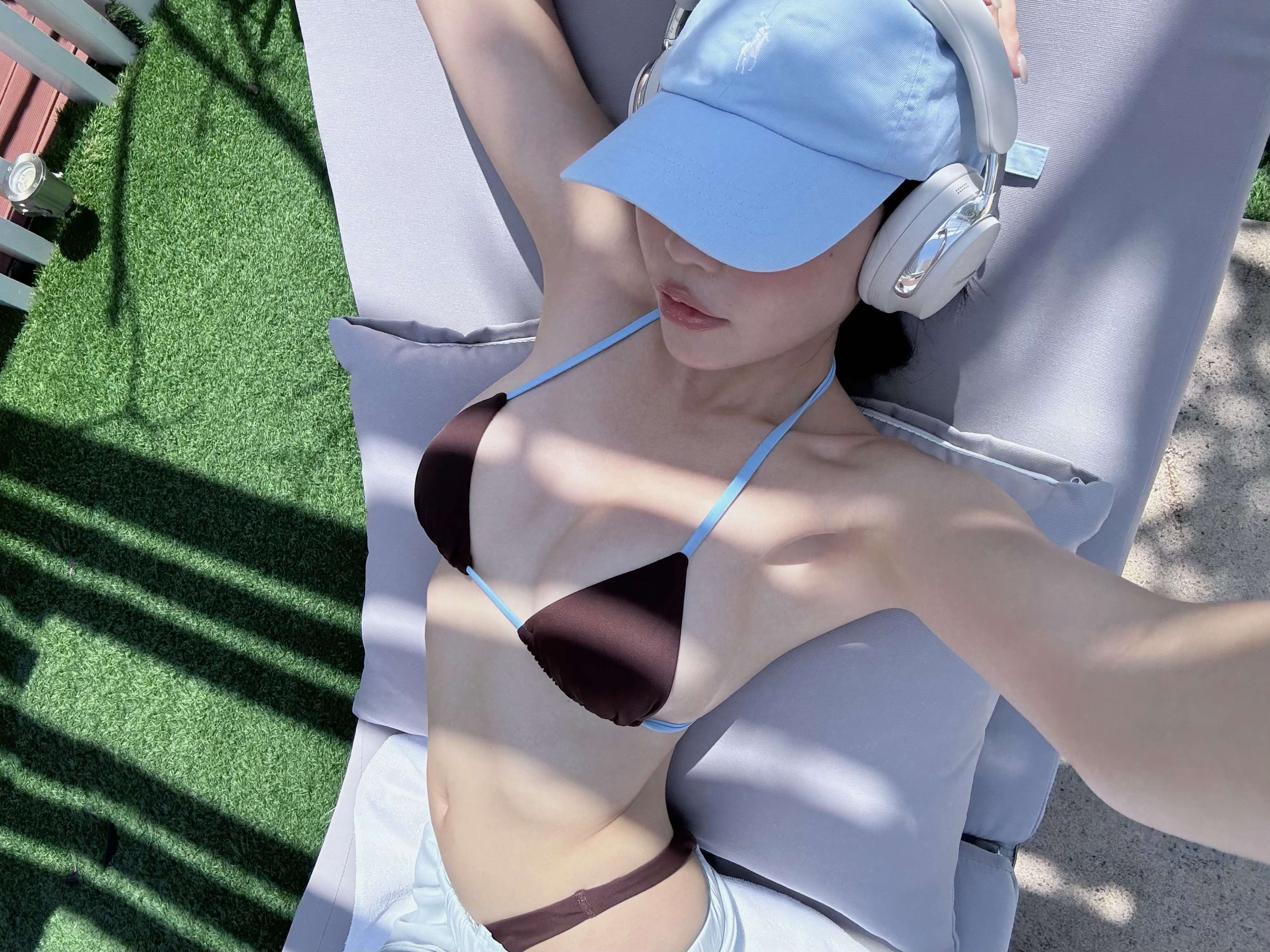 2026.06 Doe：Molly 撞色綁帶比基尼上衣