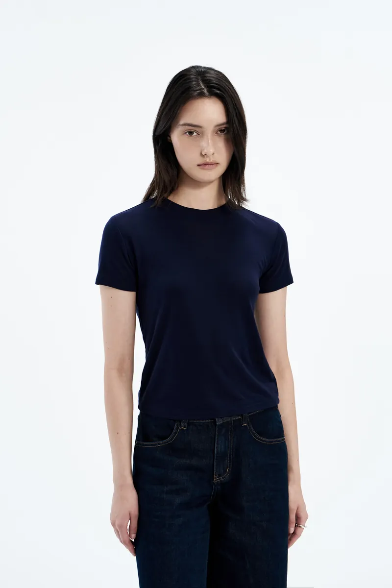 軽やかで伸縮するソフトTシャツ