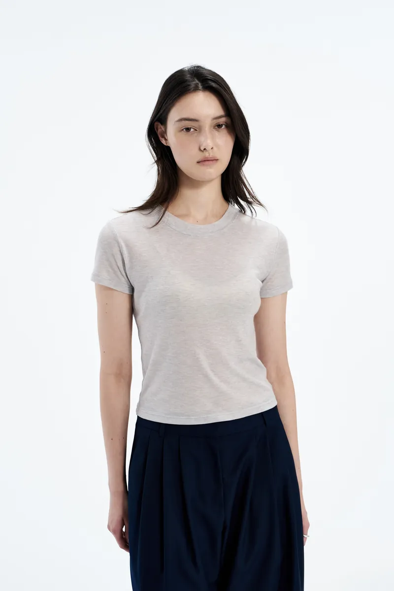 軽やかで伸縮するソフトTシャツ