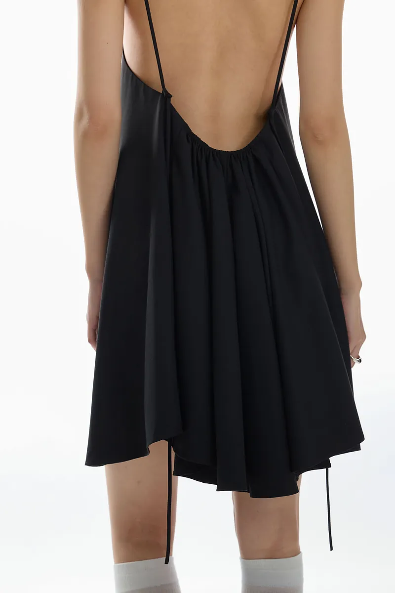 Doe：Molly Strappy Backless Dress