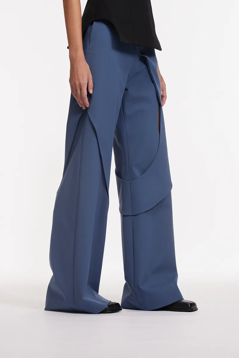 HIGH-WAISTED STREAMLINED FLARED TROUSERS