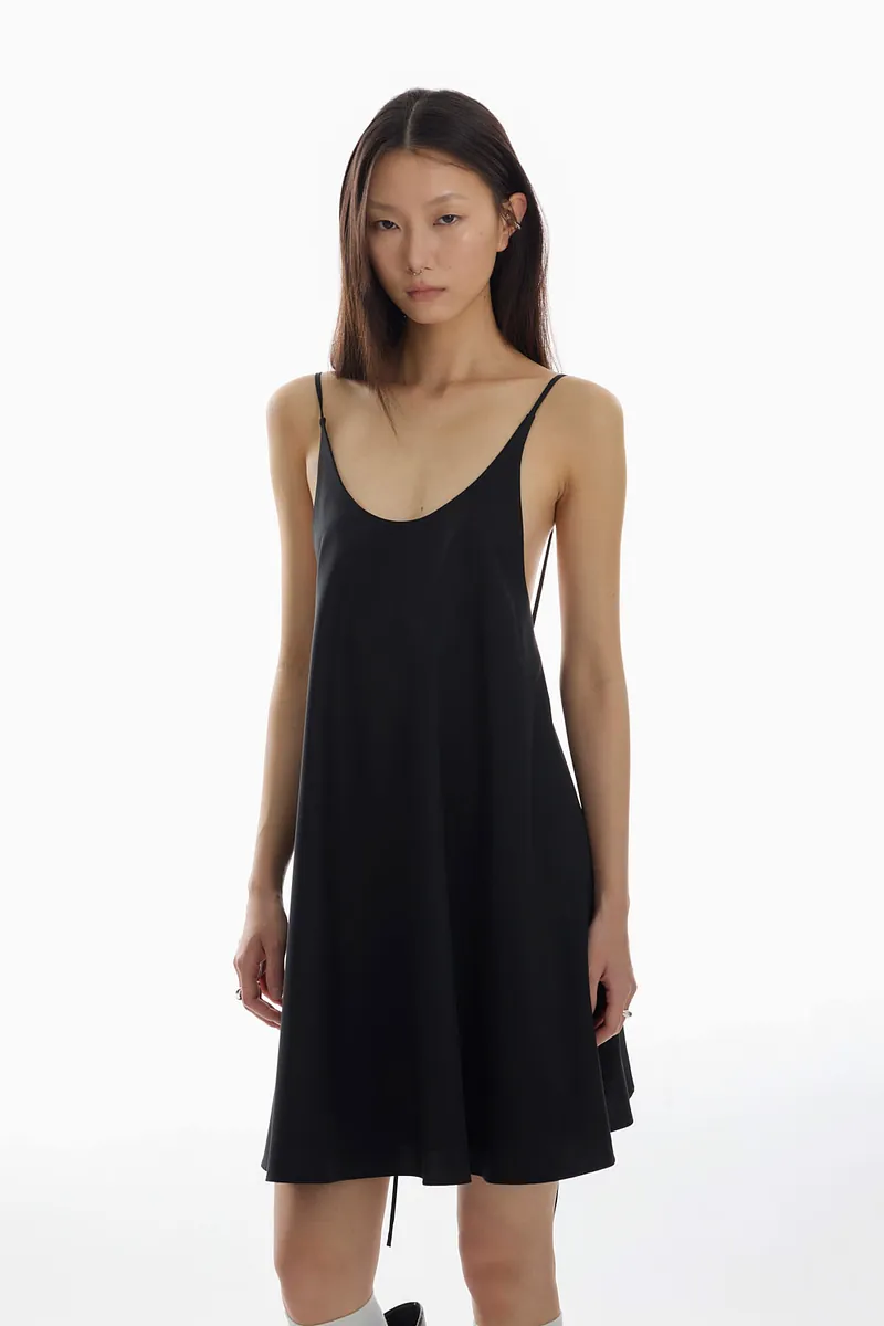 Doe：Molly Strappy Backless Dress